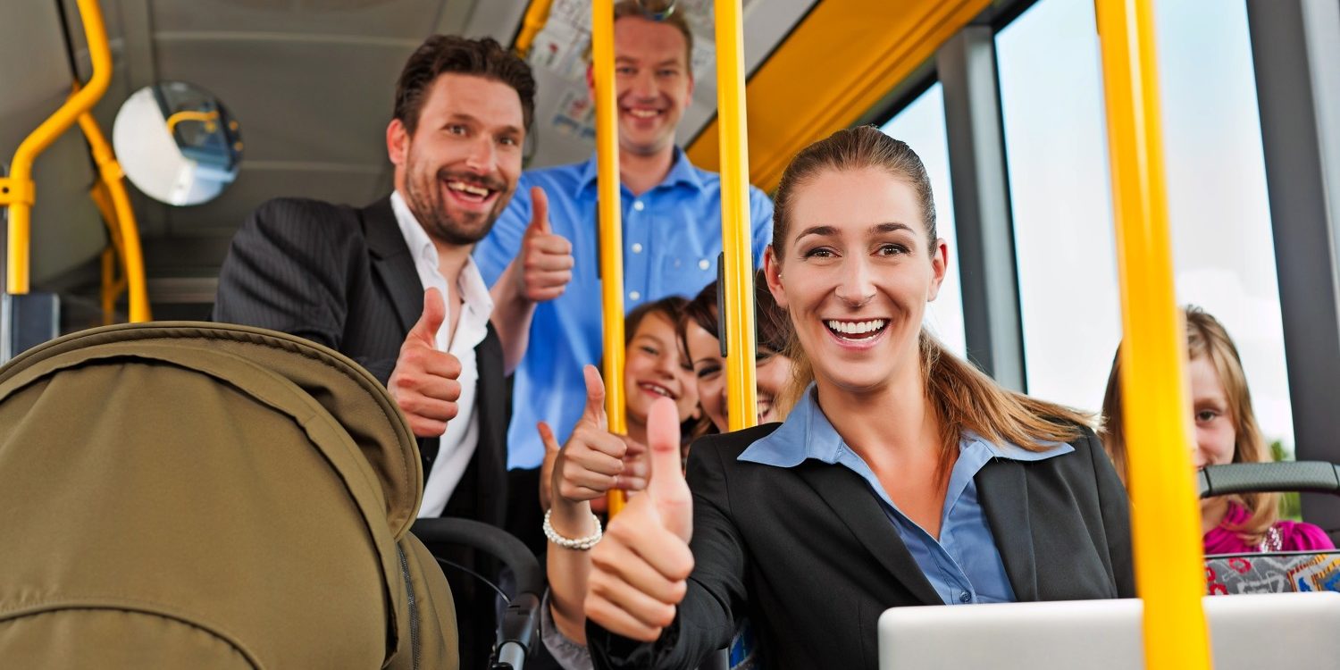 Fahrgäste in einem Bus